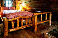 Westernová postel z kulatin dodá Vašemu interiéru jedinečný vzhled.